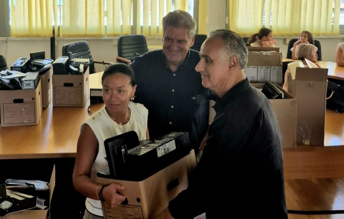 Δωρεά Η/Υ από την Περιφέρεια σε παιδιά τριτέκνων-πολυτέκνων και μονογονεϊκών οικογενειών καθώς και στο Ορφανοτροφείο – ONLARISSA.GR Νέα Ειδήσεις Λάρισα