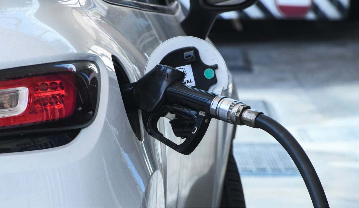 Συλλήψεις σε Βόλο και Τρίκαλα για το κύκλωμα λαθρεμπορίου των βενζινάδικων