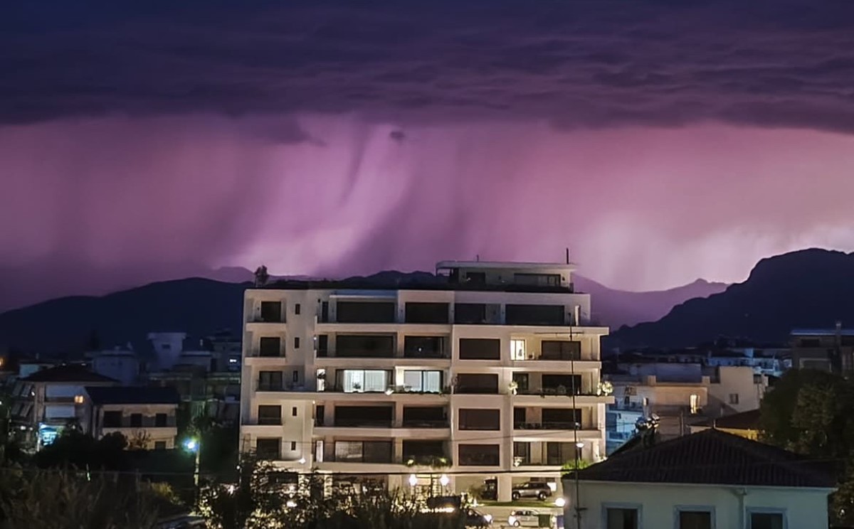 Άνοιξαν οι ουρανοί στα Τρίκαλα – Έντονες βροχοπτώσεις και κεραυνοί το βράδυ της Τετάρτης (βίντεο)