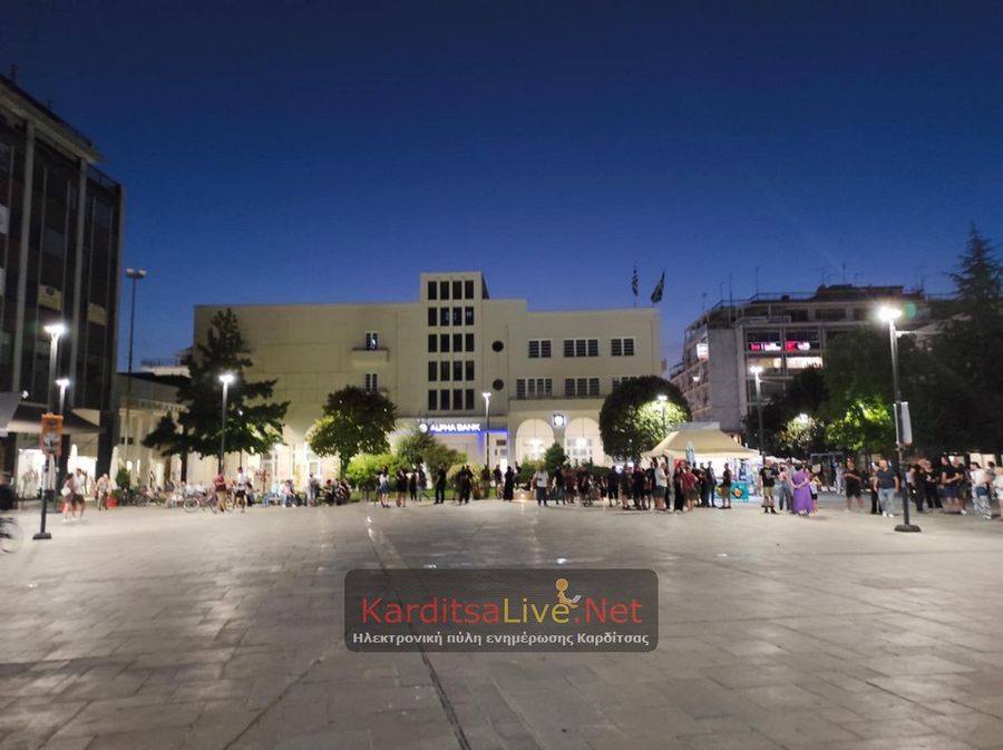 Συλλαλητήριο για τα Τέμπη στην κεντρική πλατεία της Καρδίτσας (Φωτο