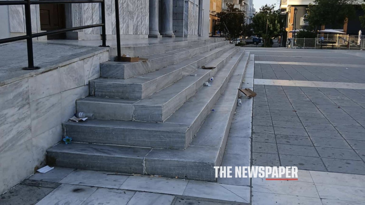 Μικρή «χωματερή» θυμίζει το προαύλιο της Μεταμόρφωσης του Σωτήρος – Παράπονα κατοίκων (εικόνες) – ONLARISSA.GR Νέα Ειδήσεις Λάρισα