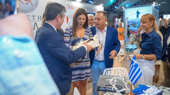 Η Ζαχαράκη στο περίπτερο του Πανεπιστημίου Θεσσαλίας στη ΔΕΘ