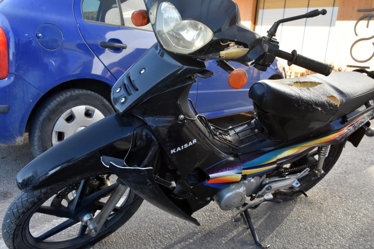 Τροχαίο ατύχημα στο κέντρο του Βόλου – Αυτοκίνητο συγκρούστηκε με μηχανάκι