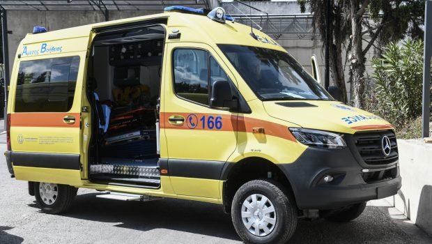 Ηλικιωμένος παρασύρθηκε στο κέντρο του Βόλου – Στο σημείο ασθενοφόρο του ΕΚΑΒ