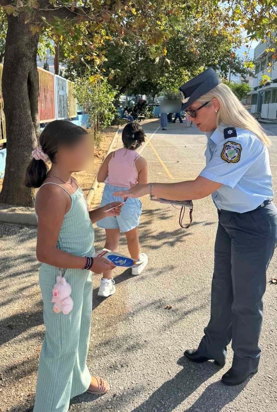 Ενημερωτικό υλικό κυκλοφοριακής αγωγής διανεμήθηκε από αστυνομικούς σε σχολεία της Θεσσαλίας