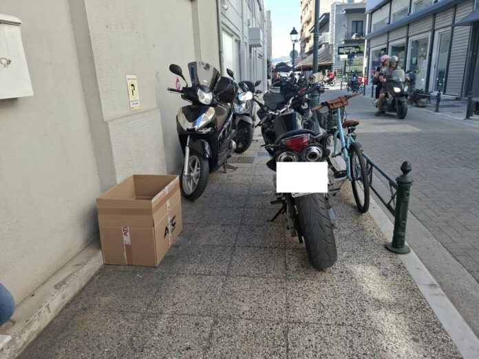 Απροσπέλαστα τα πεζοδρόμια στον Βόλο