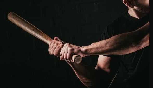 Μπήκε με ρόπαλο σε μπαρ στο Πήλιο! – Βιντεοληπτικό υλικό στα χέρια της εισαγγελίας Βόλου