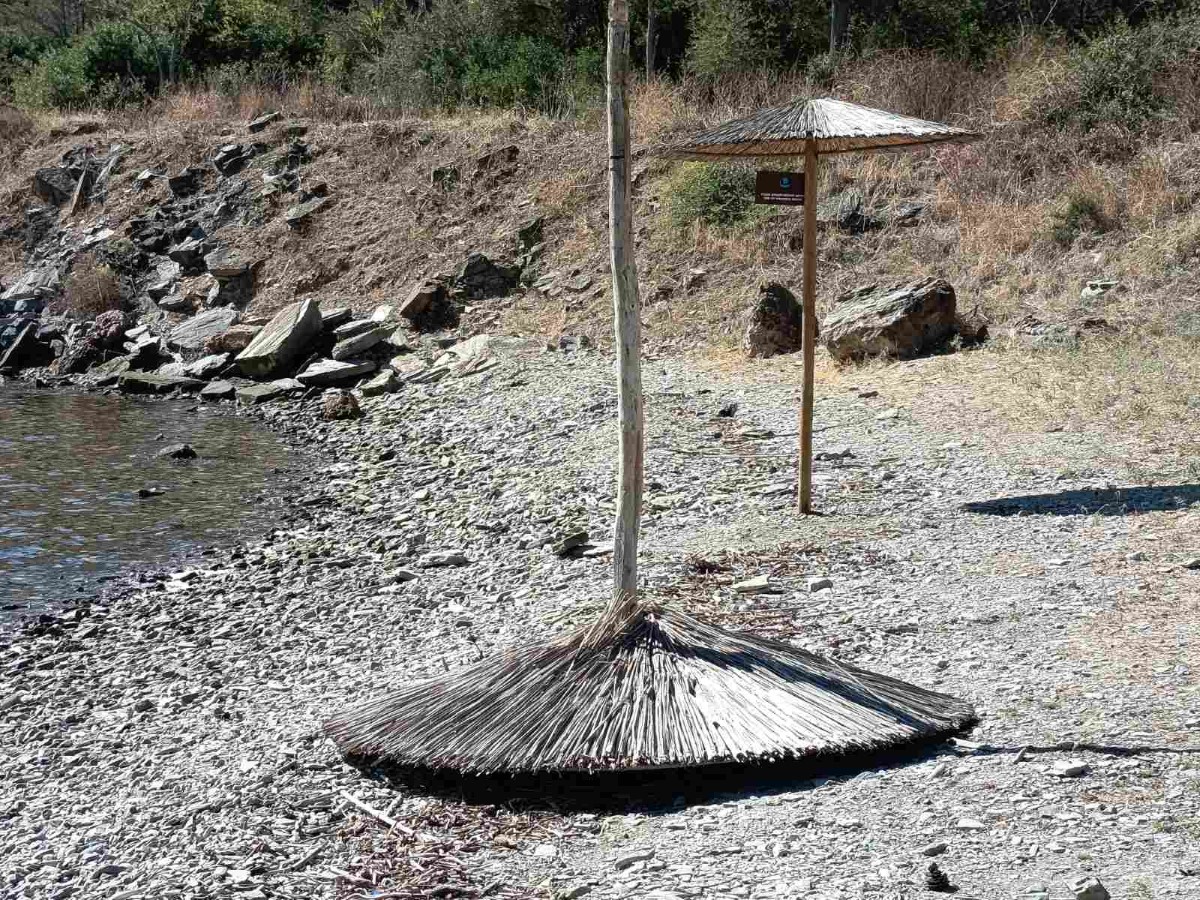 Χαλασμένες ομπρέλες στην ακτή του Αγ. Στεφάνου – Διαμαρτύρονται λουόμενοι – ONLARISSA.GR Νέα Ειδήσεις Λάρισα