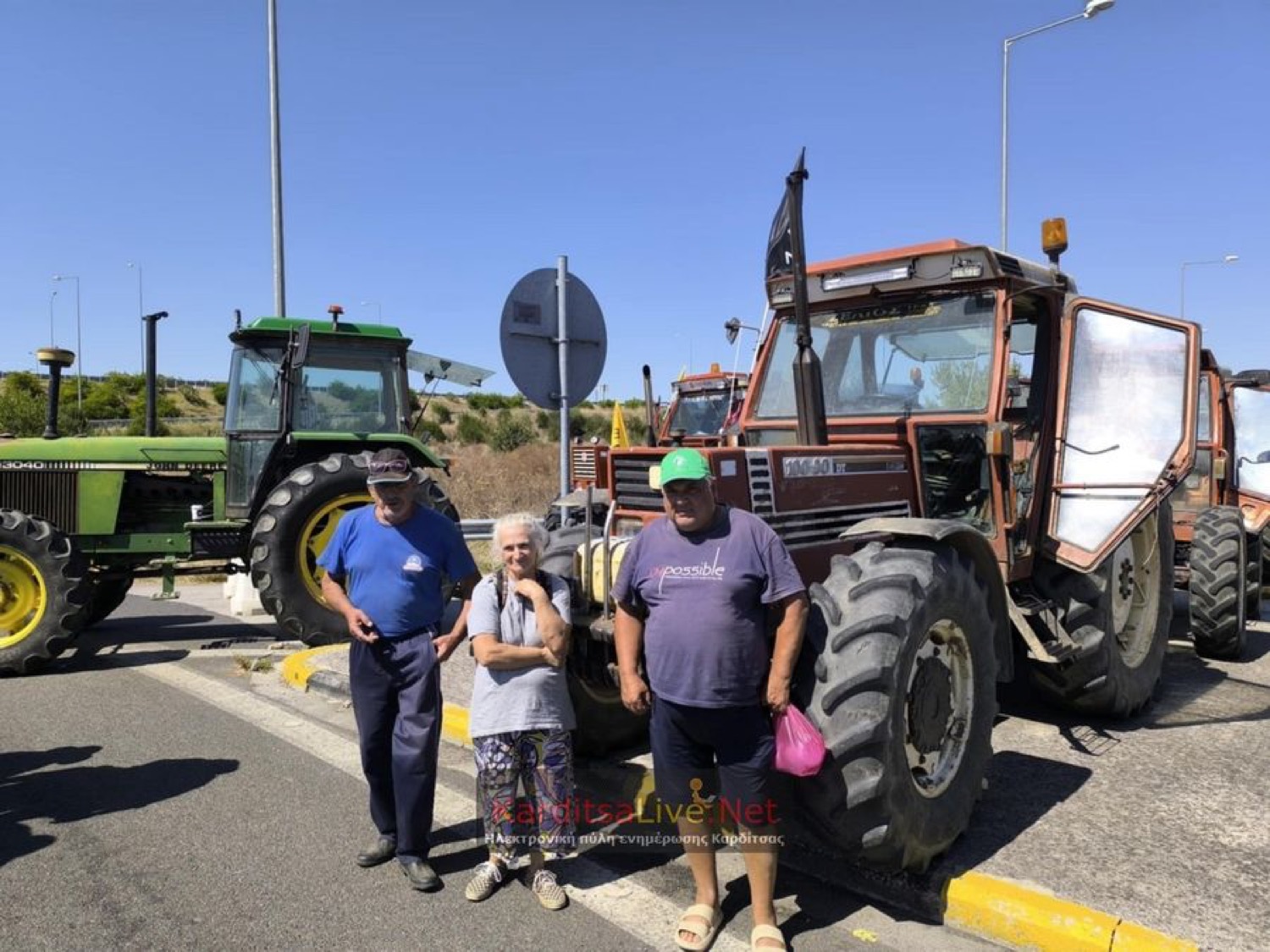Καρδίτσα: Διαμαρτύρονται αγρότες και κτηνοτρόφοι στον κόμβο του Ε65 στο Πανθεσσαλικό μπλόκο (φωτο