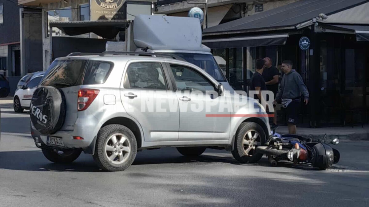 Τροχαίο ατύχημα στο Βόλο – Αυτοκίνητο συγκρούστηκε με δίκυκλο (φώτο)