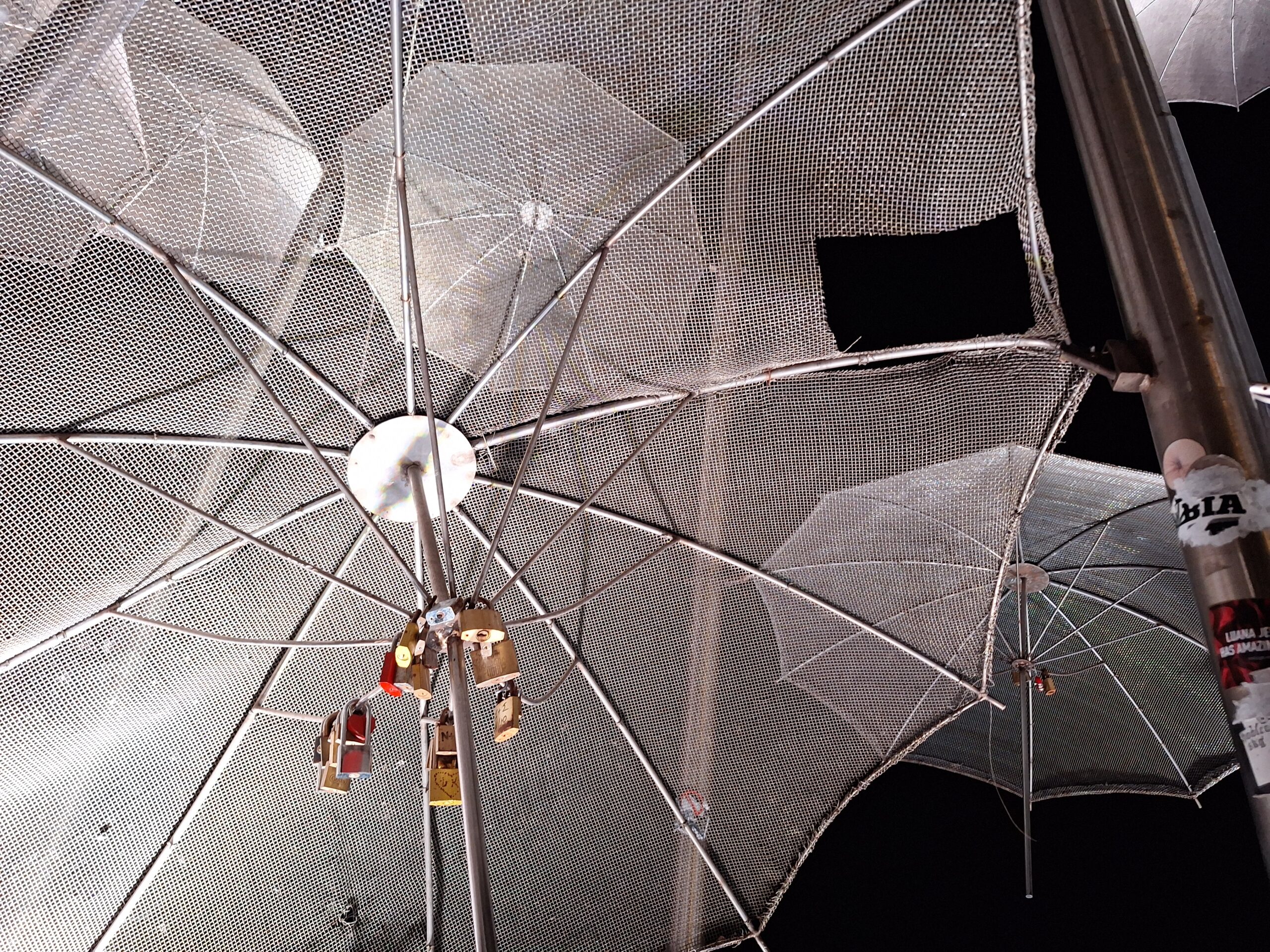 Φθορές στις ομπρέλες Ζογγολόπουλου και βανδαλισμοί στο έργο τέχνης (VIDEO -PHOTO)