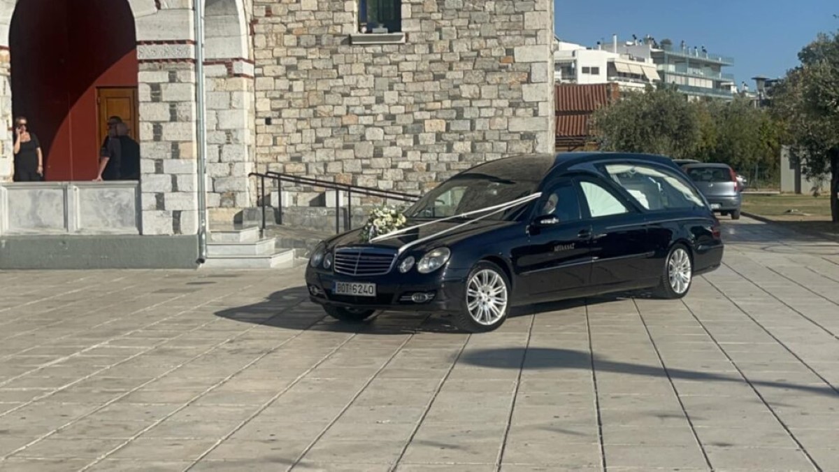 Έκλαψε όλος ο Βόλος για τον Ιάσωνα – Σκηνές αρχαίας τραγωδίας και απαρηγόρητος θρήνος στο τελευταίο αντίο στον 21χρονο (φώτο)