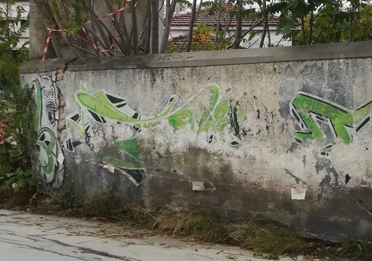 Βγάζει μπουλντόζες για το «Οινόπνευμα» – Ο Δήμος Βόλου γκρεμίζει άκρως επικίνδυνο μαντρότοιχο