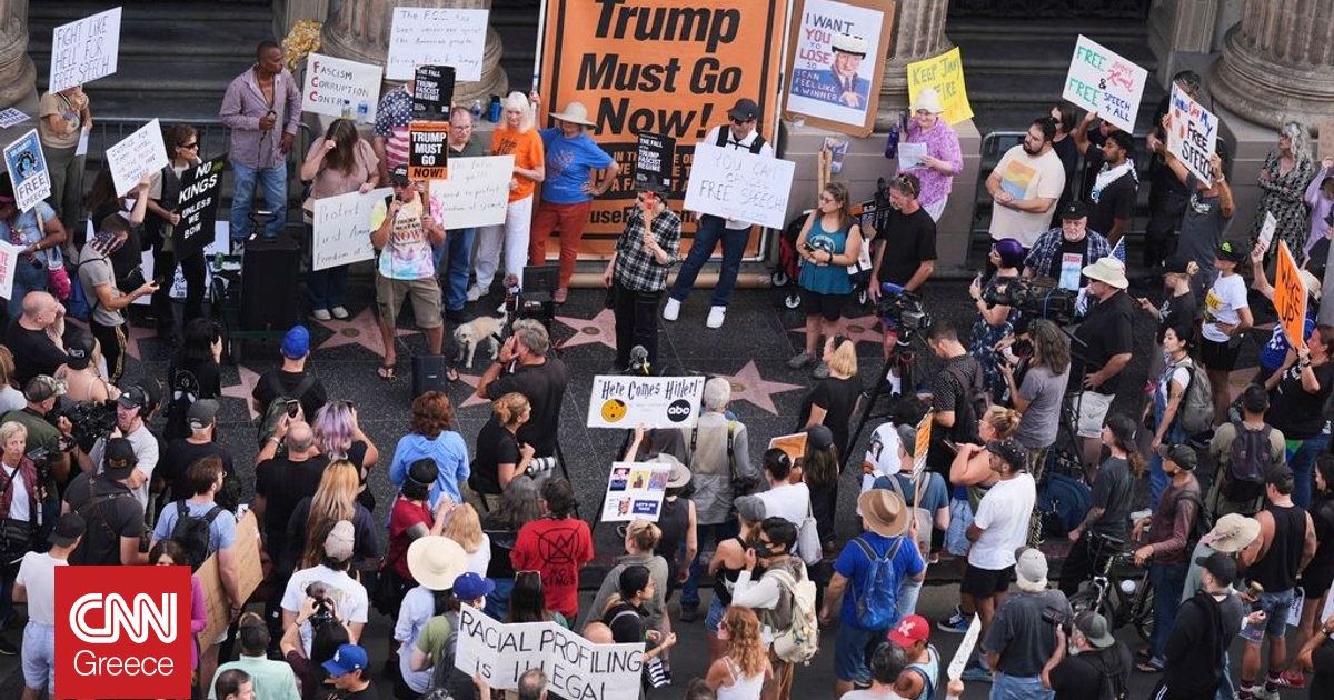 ΗΠΑ: Διαδήλωση σεναριογράφων στη Νέα Υόρκη για το «κόψιμο» της εκπομπής του Τζίμι Κίμελ