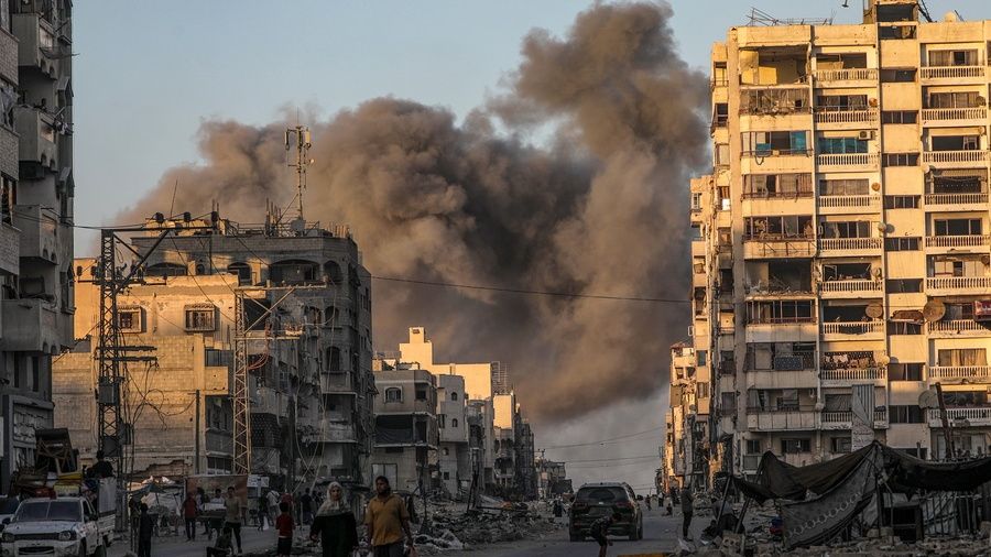 Βομβαρδισμοί, κατεδαφίσεις κτηρίων, εκτοπισμοί: Το Ισραήλ χτυπά ανελέητα τη Γάζα