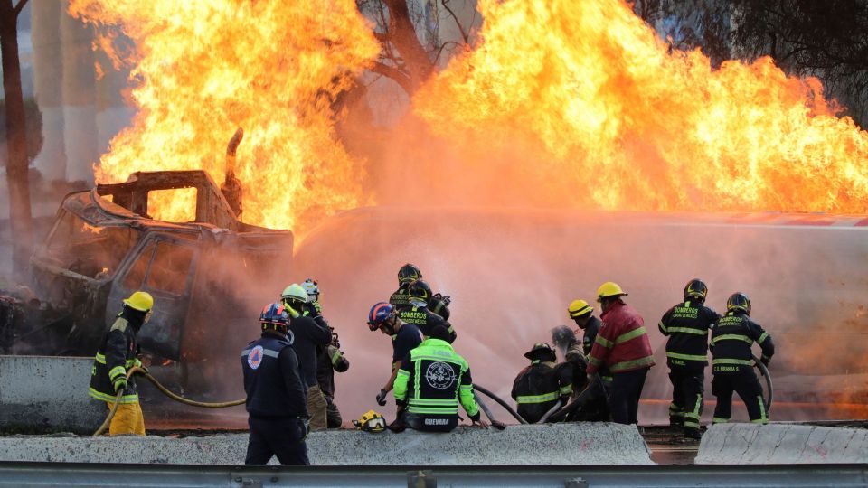 Τέσσερις νεκροί και 90 τραυματίες από την έκρηξη βυτιοφόρου στο Μεξικό – Εισαγγελική έρευνα