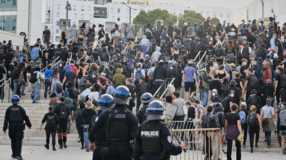 «Μπλοκάρουμε τα πάντα»: Χάος στη Γαλλία με μαζικούς αποκλεισμούς, επεισόδια, εκατοντάδες συλλήψεις