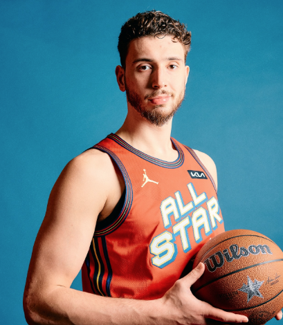 Ο Αλπερέν Σενγκούν γλεντάει σε ελληνική ταβέρνα στην Τουρκία (VIDEO)