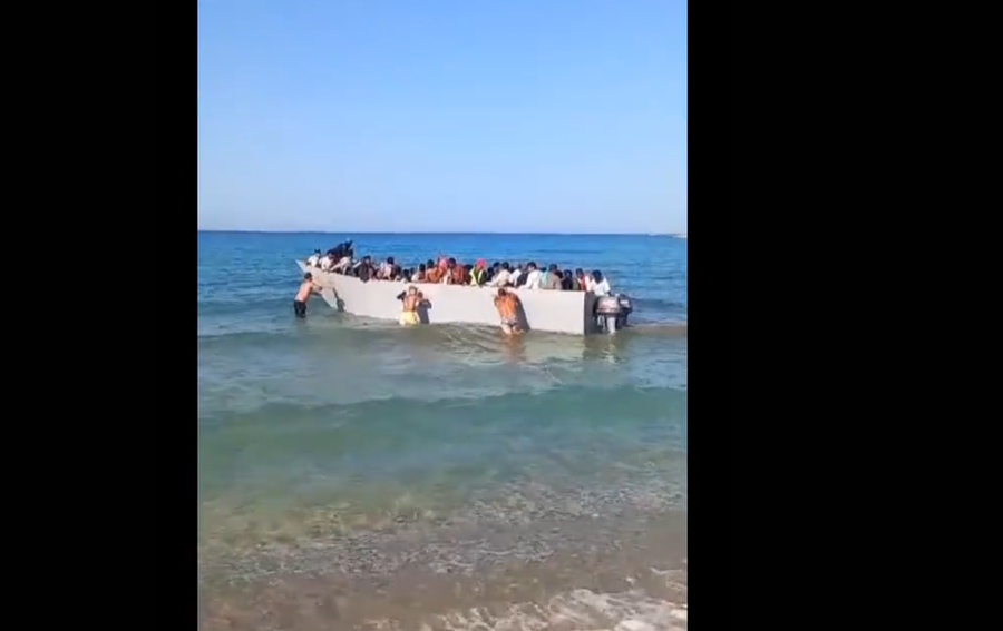 «Τζάμπα ήρθατε» Λουόμενοι διώχνουν βάρκα με μετανάστες (VIDEO)