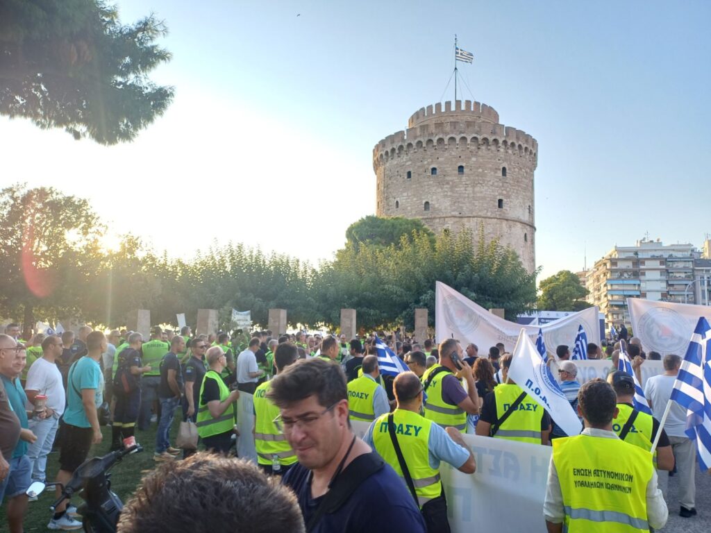 Στο δρόμο οι αστυνομικοί των Τρικάλων – Ηχηρό μήνυμα διαμαρτυρίας στη ΔΕΘ (φωτο)