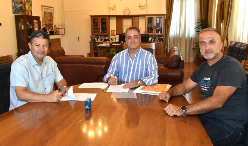 Αναβάθμιση στο Δημοτικό Γήπεδο Αιανής: Υπογράφηκε η σύμβαση για κατασκευή συνθετικού τάπητα