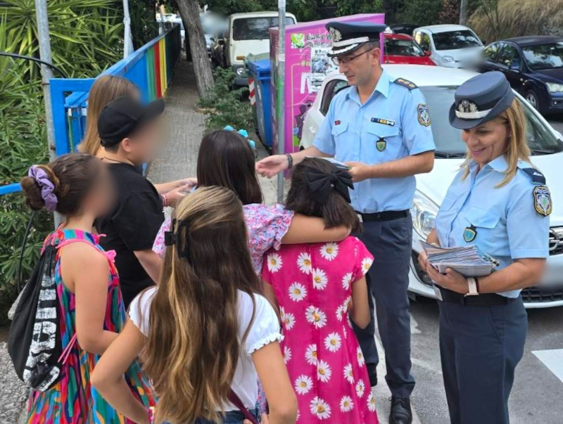 Ευχές και ενημερωτικά φυλλάδια, μοίρασαν αστυνομικοί σε μαθητές δημοτικών σχολείων της Περιφέρειας
