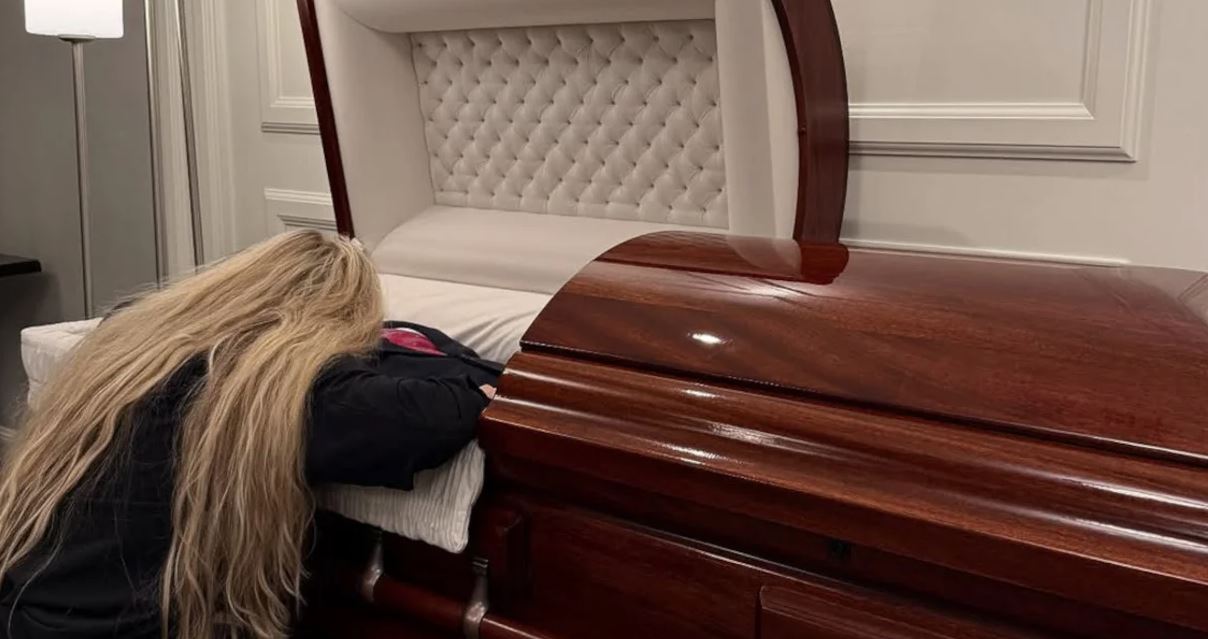 Συντετριμμένη στο τελευταίο αντίο η χήρα του Τσάρλι Κερκ