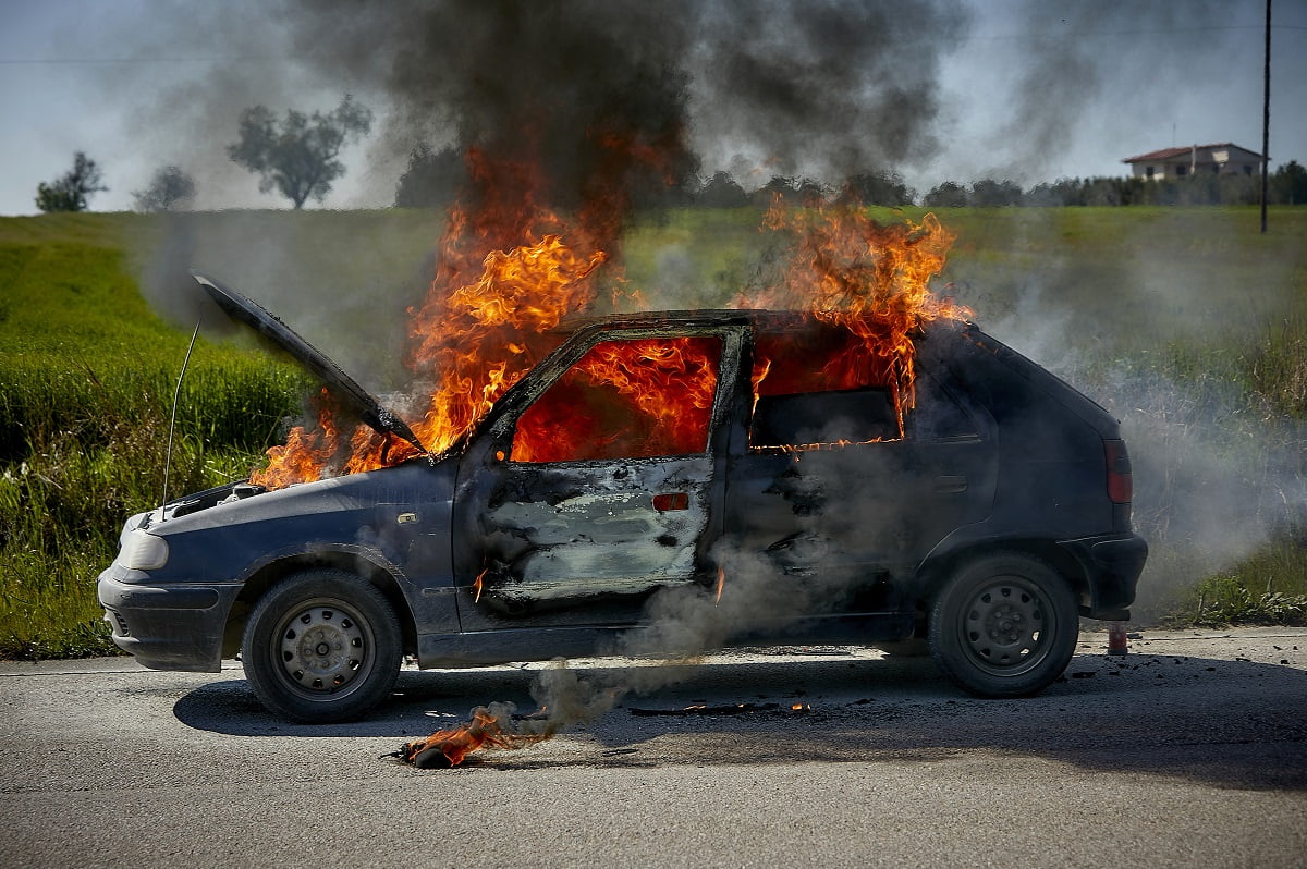 Φωτιά σε εν κινήσει ΙΧ στο Δερβένι Θεσσαλονίκης