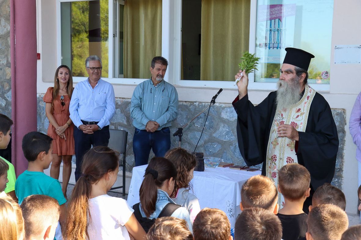 Θεσσαλονίκη: Τι καταγγέλλει ο δήμος Νεάπολης-Συκεών για τις τράπεζες στους αγιασμούς των σχολείων