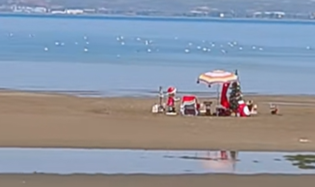 «Καλοκαιρινός» Αϊ Βασίλης εμφανίστηκε σε παραλία της Εύβοιας (VIDEO)