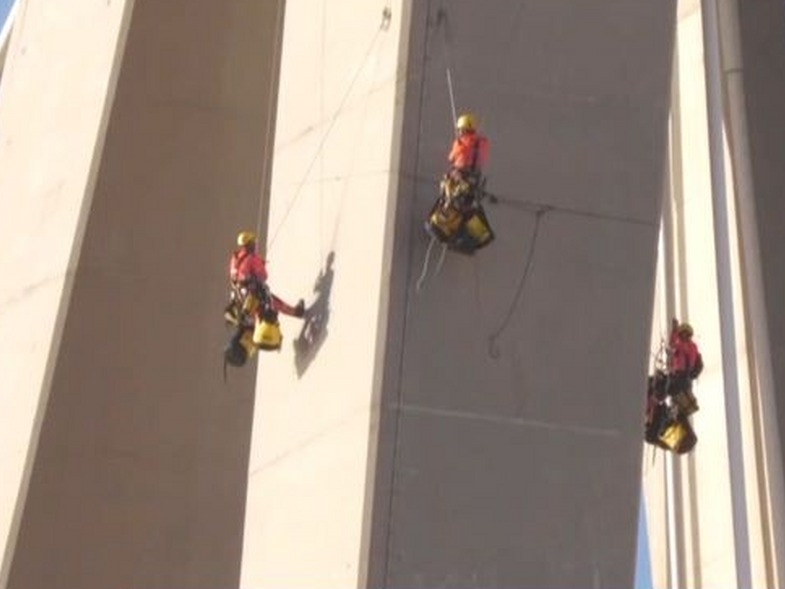 Γάλλοι αλπινιστές «κρεμασμένοι» για επιθεώρηση και συντήρηση