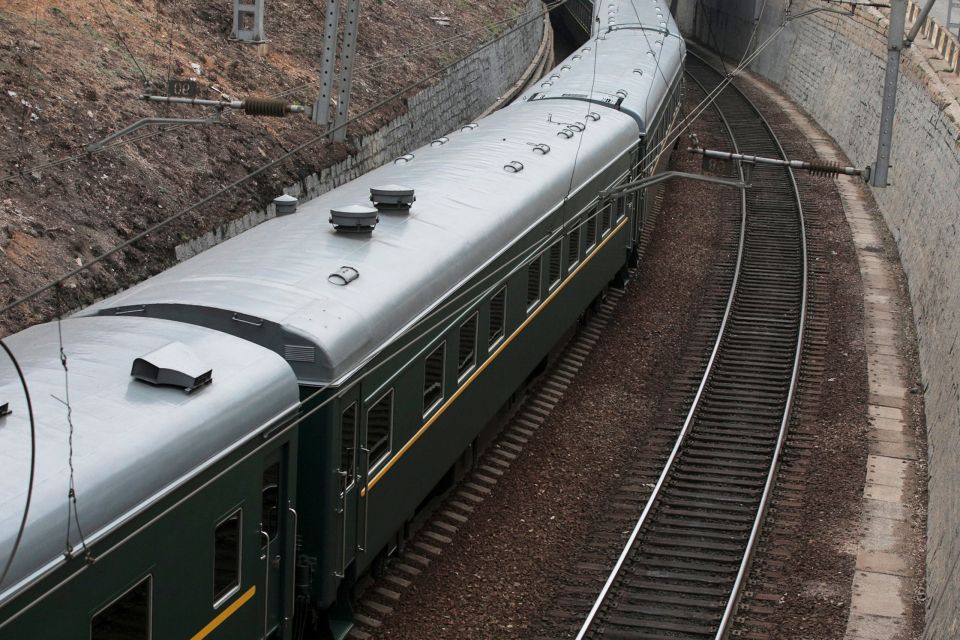 O Κιμ Γιονγκ Ουν έφτασε στο Πεκίνο με το θωρακισμένο τρένο του – Η πρώτη επίσκεψη από το 2019