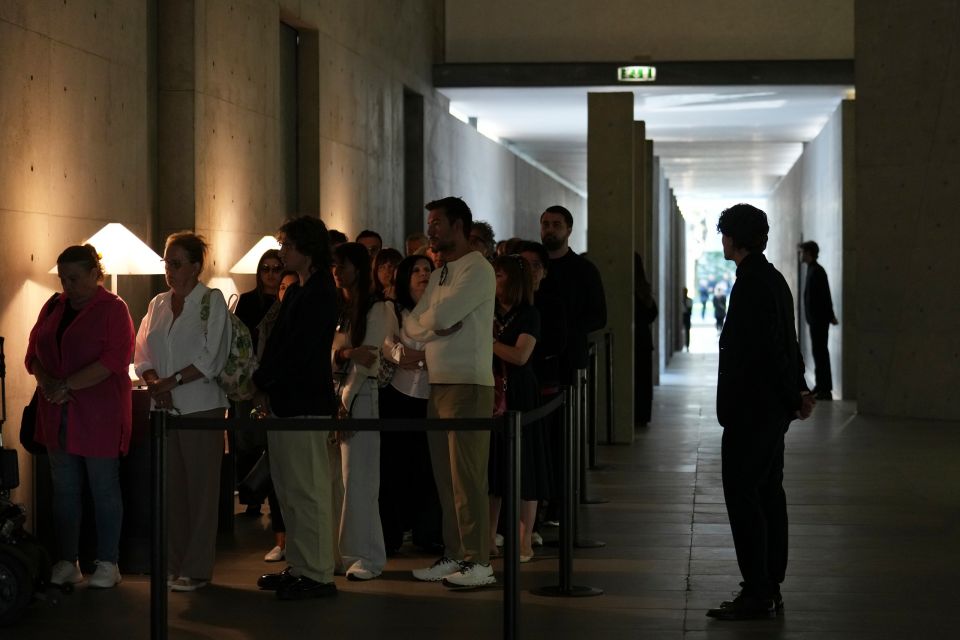 Τζόρτζιο Αρμάνι: Το Μιλάνο πενθεί για τον κορυφαίο της μόδας – Ουρές στο λαϊκό προσκύνημα