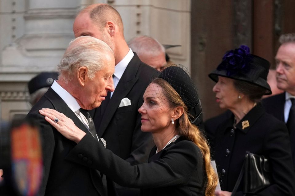 Αυτό είναι το πρωτόκολλο τεσσάρων αιώνων που «έσπασε» ο Κάρολος