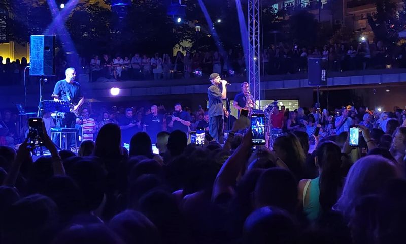 Ο Apon ξεσήκωσε την Κοζάνη και παρέσυρε το πλήθος σε μια αξέχαστη εμπειρία – Δείτε φωτογραφίες & βίντεο