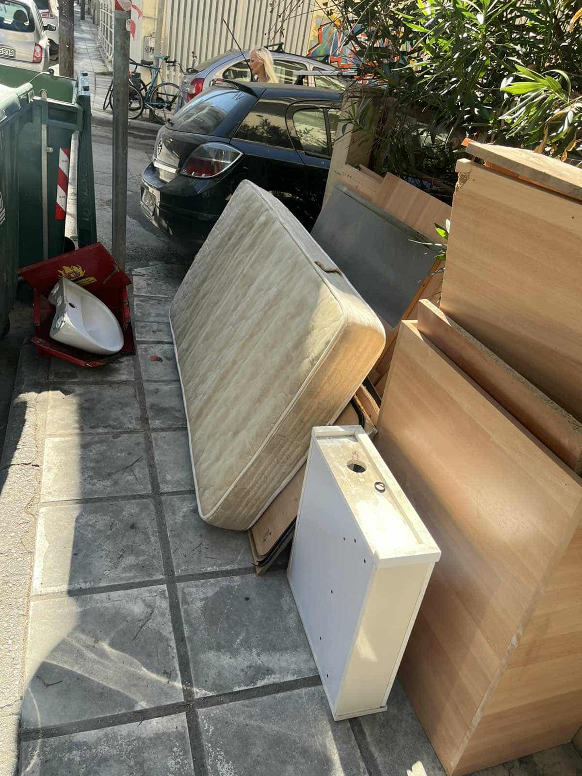 Θεσσαλονίκη: Πρόστιμο 500€ σε δημότη για ογκώδη απορρίμματα στο πεζοδρόμιο (PHOTO)