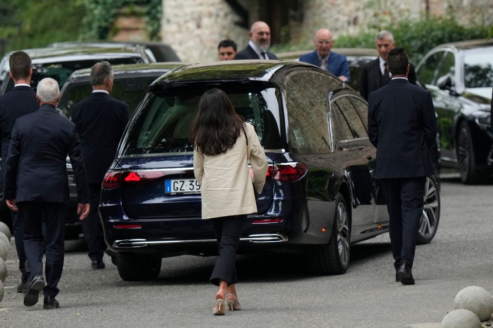 Σε στενό οικογενειακό κύκλο στην ιδιαίτερη πατρίδα του η κηδεία του Αρμάνι