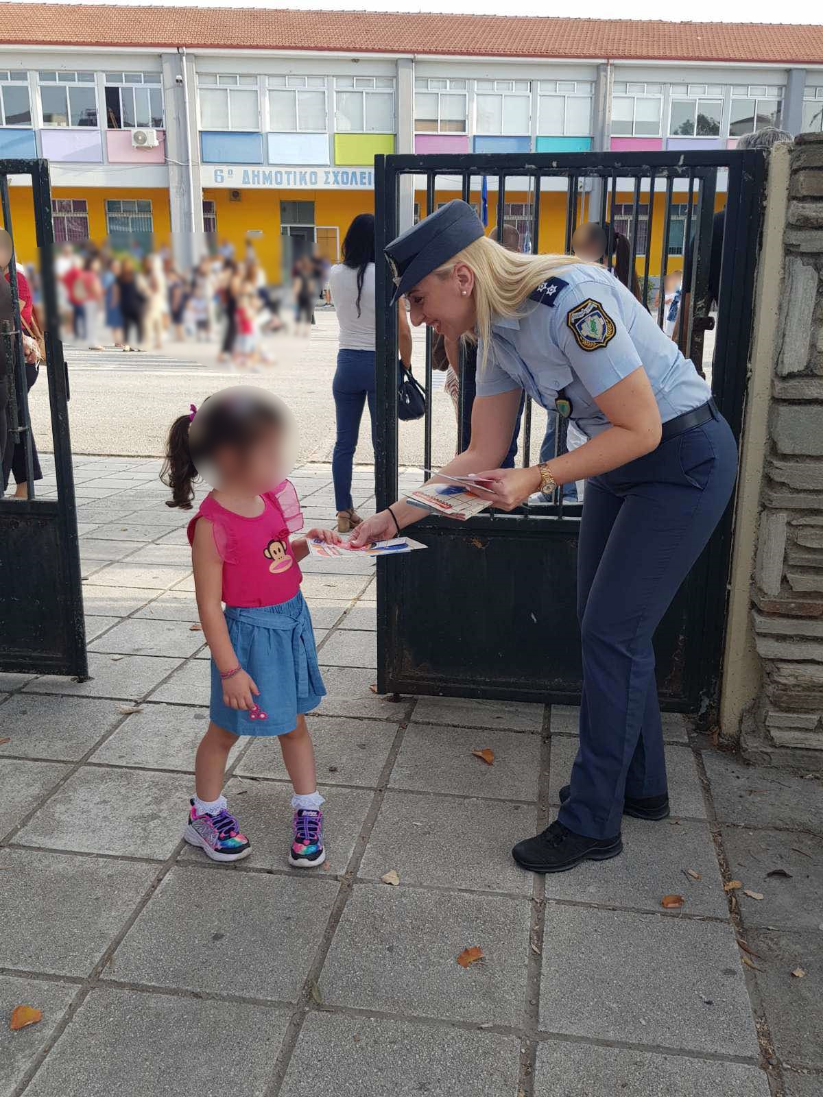 Νέα σχολική χρονιά: Αστυνομικοί μοίρασαν ενημερωτικό υλικό για την οδική ασφάλεια (PHOTO)