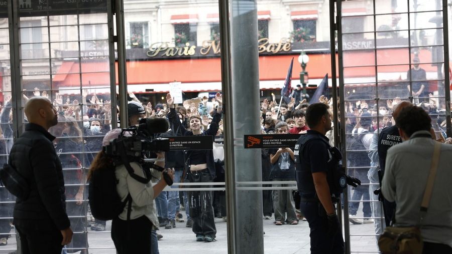 Η Γαλλία παραλύει από το «μπλόκο σε όλα» – Oργή, επεισόδια και δακρυγόνα