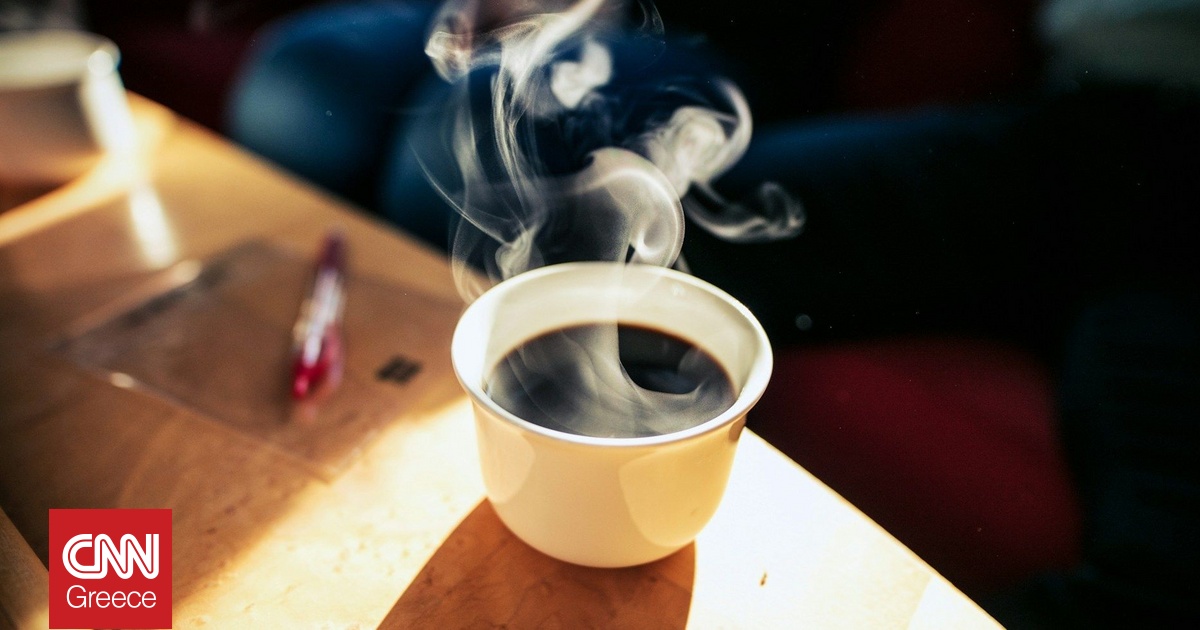 Πώς η θερμοκρασία του καφέ που πίνουμε μπορεί να συνδέεται με κίνδυνο καρκίνου