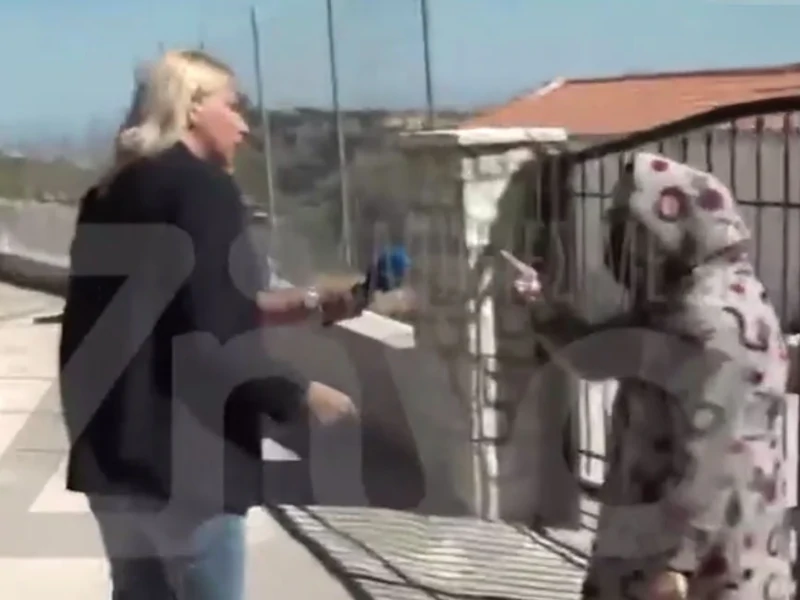 Επιτέθηκε σε δημοσιογράφο η 62χρονη από τη Βοιωτία, της γύρισε το χέρι και πέταξε κάτω το μικρόφωνο