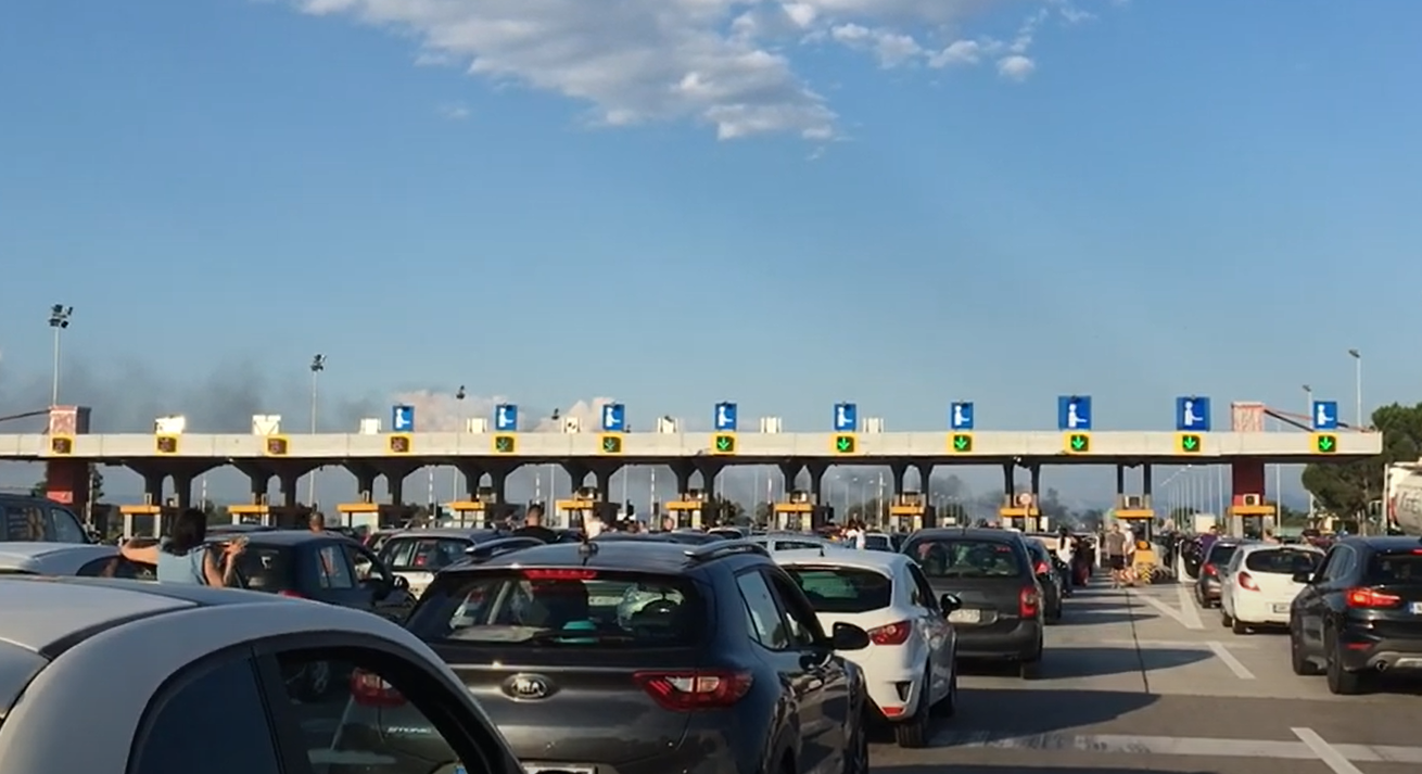 Θεσσαλονική: «Tζαμπατζής» μοτοσικλετιστής «τρώει» την μπάρα διοδίων στο κεφάλι (VIDEO)