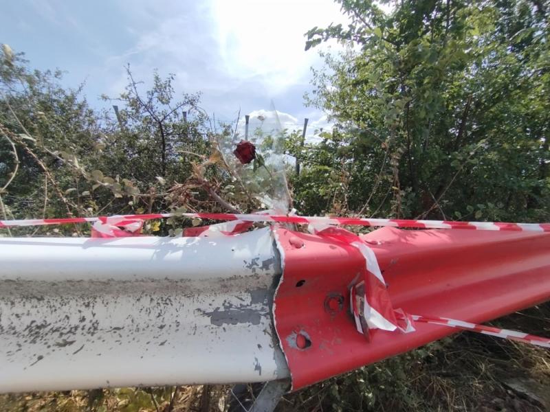 Κοζάνη: Λουλούδια και κεριά στη μνήμη του 28χρονου στη στροφή του Αεροδρομίου – “Παγίδα θανάτου” για τους οδηγούς – Τι λένε οι πολίτες