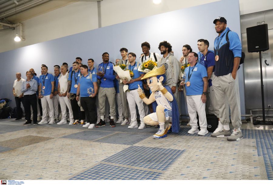 Έφτασε στην Αθήνα η Εθνική Μπάσκετ (VIDEO)