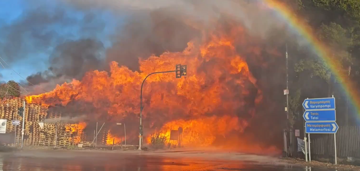 Μεγάλη πυρκαγιά σε υπαίθριο χώρο επιχείρησης στο Μενίδι