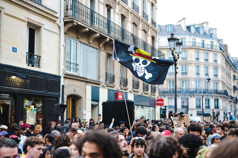 CNNi: Οι διαδηλωτές της Γενιάς Z ενώνουν τις δυνάμεις τους πίσω από μια πειρατική σημαία μάνγκα