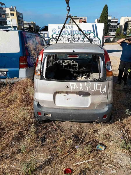 Θεσσαλονίκη- Μαζεύουν τα παρατημένα οχήματα στην Καλαμαριά