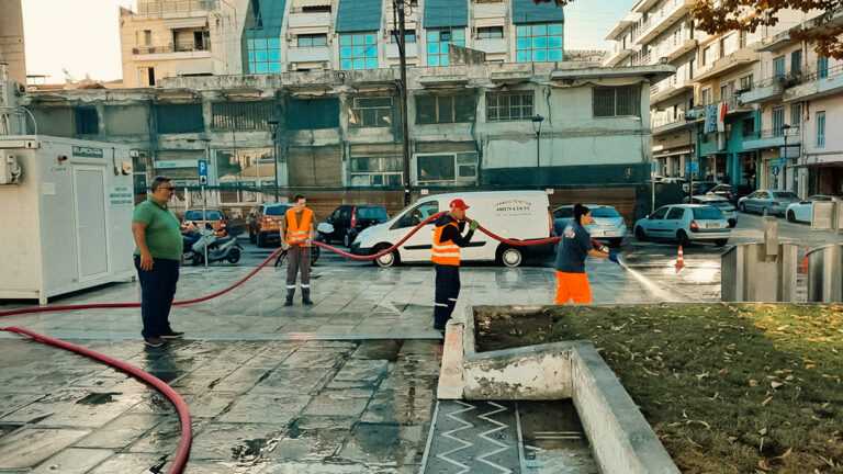 Καβάλα: Επιχείρηση «καθαριότητα» σε πλατείες και κοινόχρηστους χώρους της πόλης [φωτογραφίες]