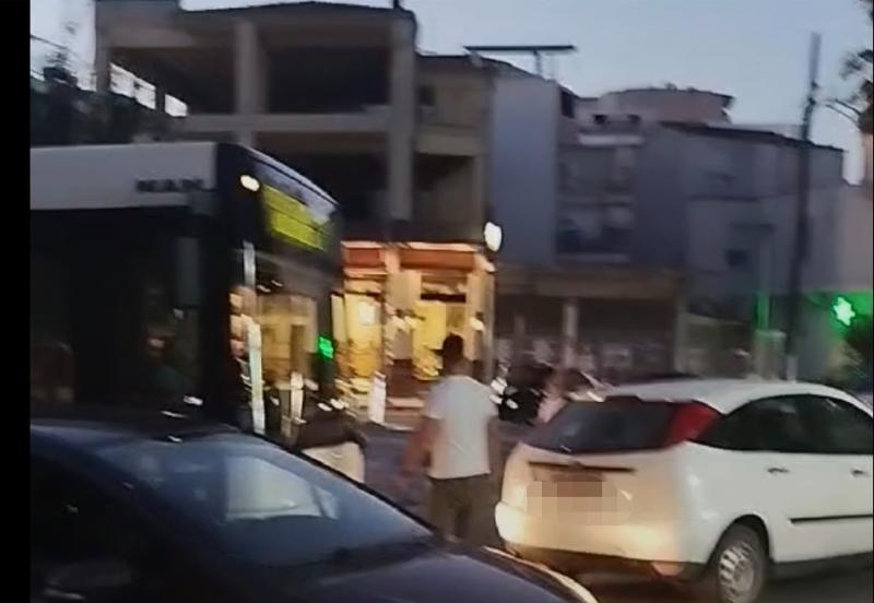 Μποτιλιάρισμα στον κόμβο Κρόκου από παράνομα σταθμευμένο αυτοκίνητο – Δείτε το βίντεο