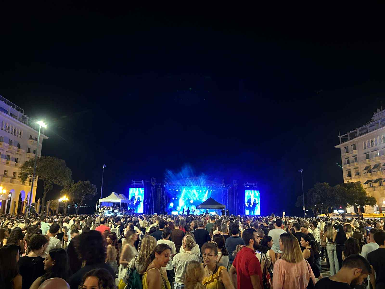 Πλήθος κόσμου στη συναυλία του Γιάννη Κότσιρα στη Θεσσαλονίκη (PHOTO+VIDEO)